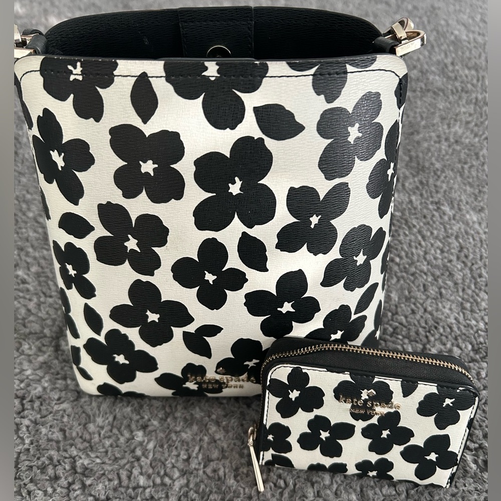 Kate Spade Darcy Black & White Daisy Crossbody Small Bucket Bag